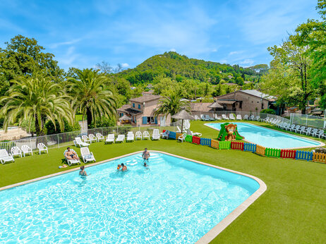 Piscinas exteriores y �rea de juegos infantiles en CLICOCHIC Or�e d'Azur en OPIO (06).