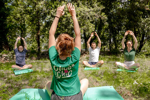 Sesión de yoga en grupo al aire libre en camping CLICOCHIC Orée d'Azur OPIO (06).