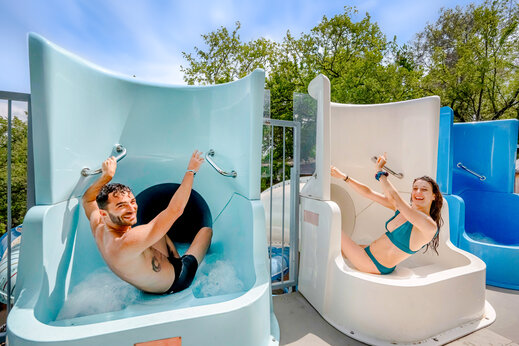 Toboganes acu�ticos con adultos sonrientes en el camping CLICOCHIC Or�e d'Azur en OPIO (06).