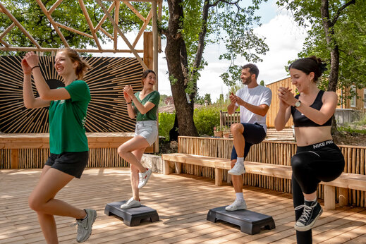 Clase de fitness en grupo en escenario exterior, camping CLICOCHIC Orée d'Azur en OPIO (06).