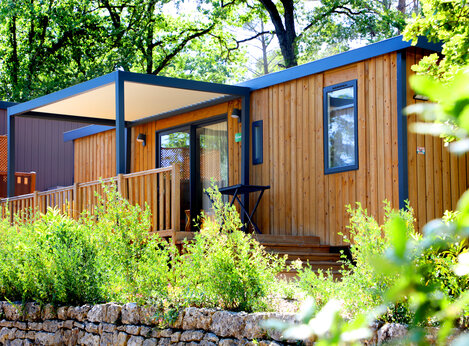 Mobil-home moderno con terraza cubierta en camping CLICOCHIC Orée d'Azur OPIO (06).