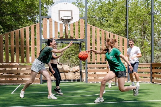 Pista multideporte con amigos jugando baloncesto en el camping CLICOCHIC Or�e d'Azur en OPIO (06).