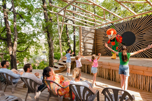 Animación infantil con mascota en el camping CLICOCHIC Orée d'Azur en OPIO (06).