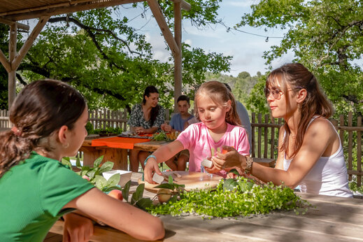 Taller creativo familiar al aire libre en el camping CLICOCHIC Or�e d'Azur en OPIO (06).
