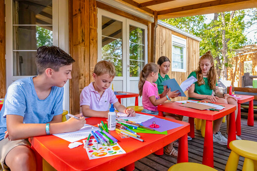 Animaci�n infantil, talleres creativos en camping CLICOCHIC Or�e d'Azur OPIO (06).