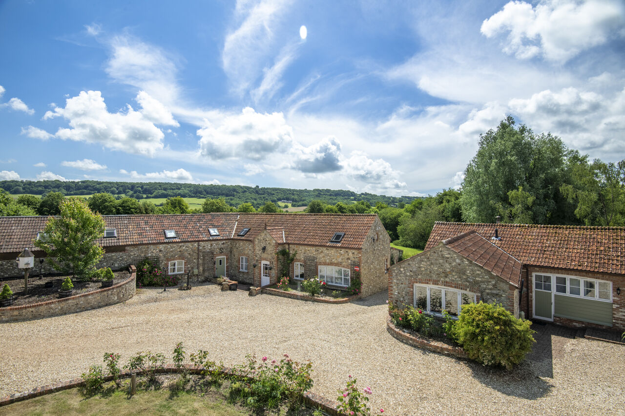 Casas rurales de piedra y patio de grava, vista a�rea en el camping CAPFUN UK Otter Falls en Upottery Nr Honiton.