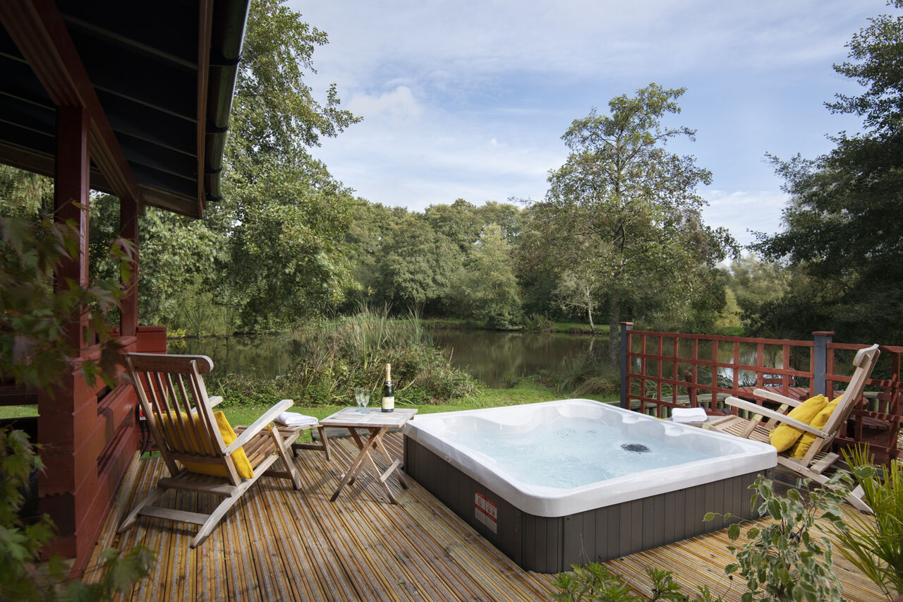 Jacuzzi privado en terraza de Mobil-home, vista lago, en CAPFUN UK Otter Falls.