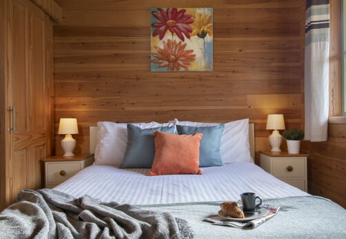 Habitación cómoda de Mobil-home con cama doble en el camping CAPFUN UK Otter Falls.