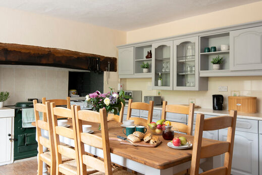 Cocina y comedor equipados en un alojamiento en el camping CAPFUN UK Otter Falls.