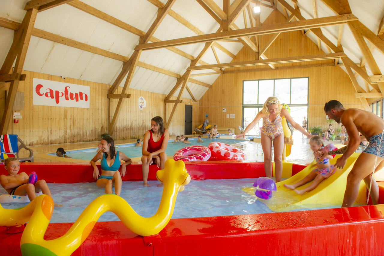 Piscina cubierta, tobog�n, juegos acu�ticos en el camping CAPFUN Oursi�re en Villard de Lans (38).