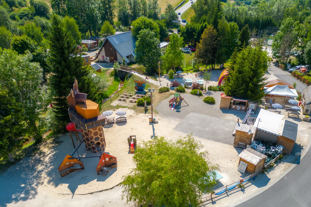Gran complejo de juegos para ni�os en el camping CAPFUN Oursi�re, Villard de Lans.