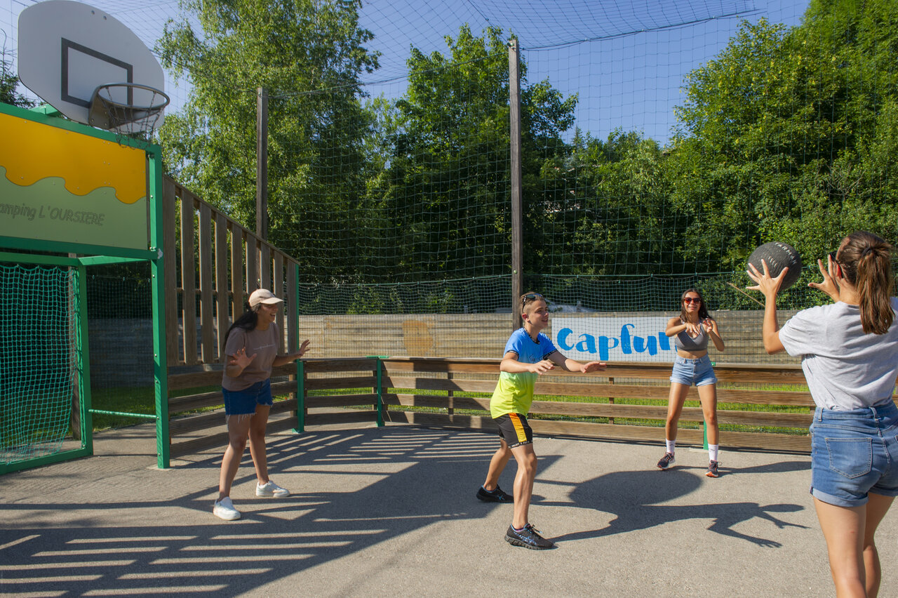 J�venes jugando al bal�n en pista multideporte en el camping CAPFUN Oursi�re en Villard de Lans (38).