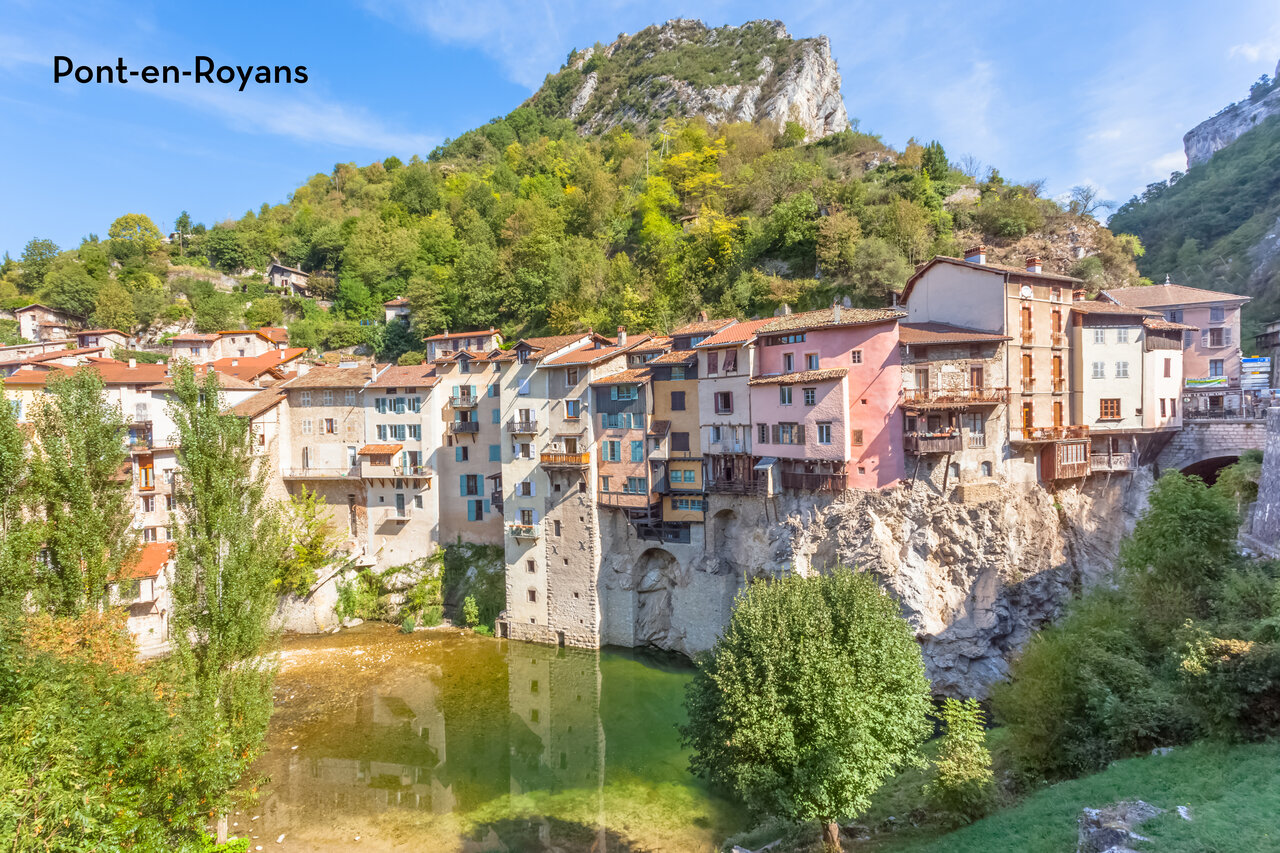 Casas colgantes sobre el r�o Bourne en Pont-en-Royans, Is�re, para visitar.
