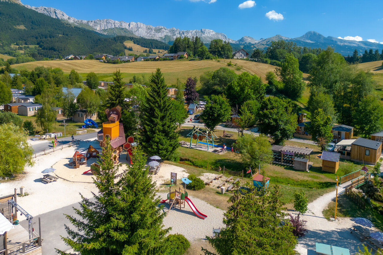 Zona de juegos con toboganes y estructuras l�dicas en el camping CAPFUN Oursi�re en Villard de Lans (38).