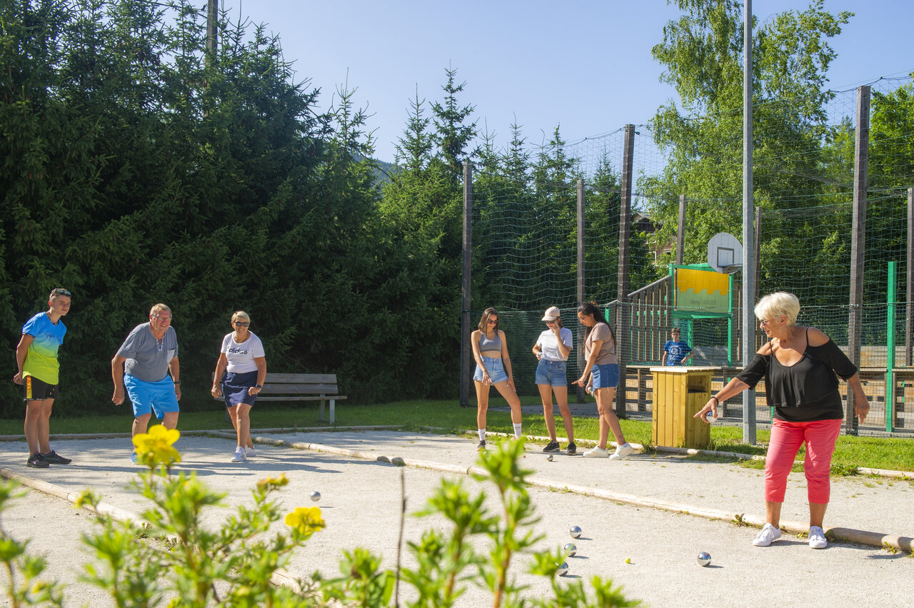 Actividad de petanca para todos en el camping CAPFUN Oursi�re en Villard de Lans (38).