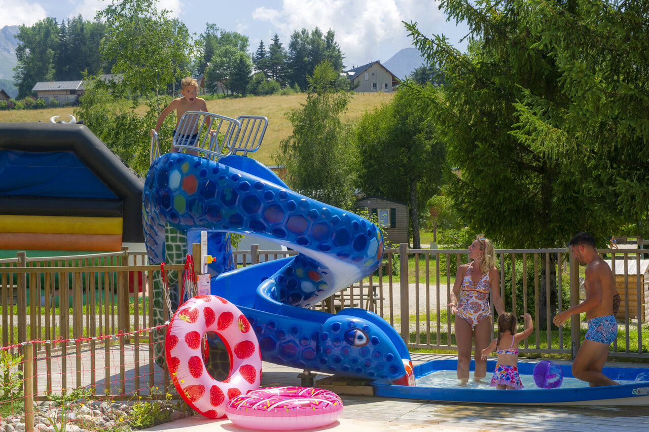 Tobog�n acu�tico y piscina infantil con familia en camping CAPFUN Oursi�re en Villard de Lans (38).
