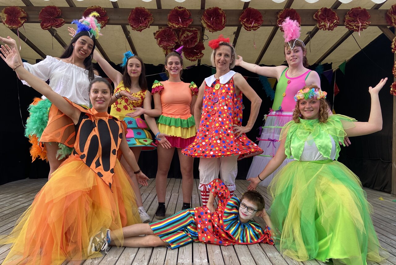 Equipo de animaci�n disfrazado posando en el escenario, ambiente festivo en el camping CAPFUN Oursi�re en Villard de Lans (38).