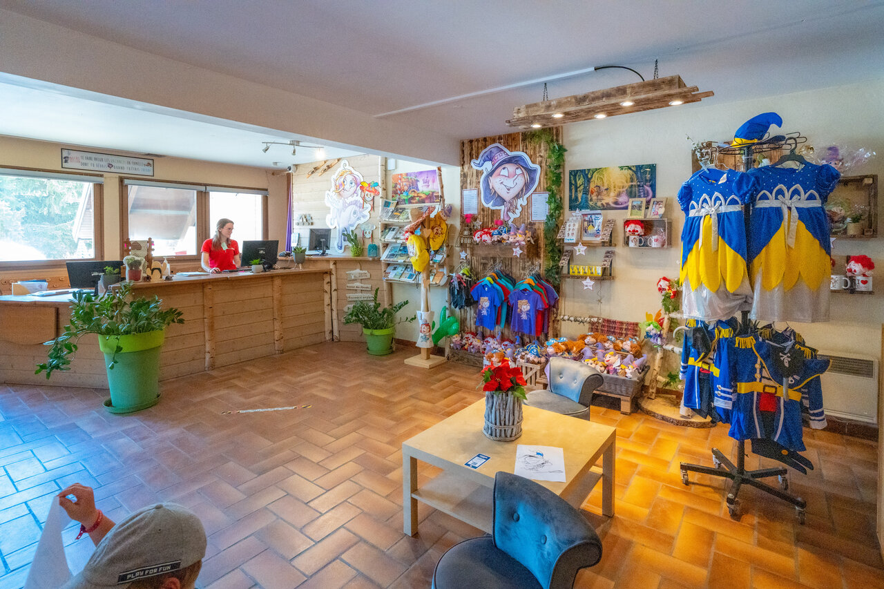 Recepci�n acogedora con personal y tienda de recuerdos en el camping CAPFUN Oursi�re en Villard de Lans (38).