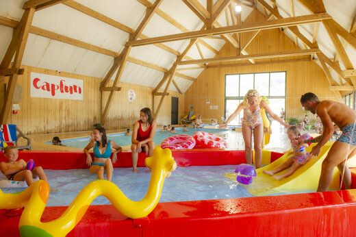 Piscina cubierta climatizada con tobogán y juegos acuáticos en el camping CAPFUN Oursière en Villard de Lans (38)