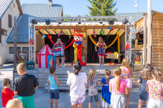 Espect�culo de animaci�n con mascota y ni�os en el camping CAPFUN Oursi�re en Villard de Lans (38).