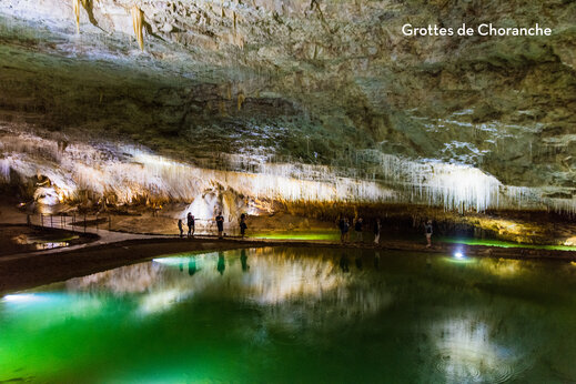 Cuevas de Choranche, lago subterr�neo iluminado, estalactitas y estalagmitas, lugar para visitar cerca de Villard de Lans.
