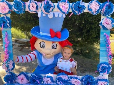 Mascota y niño sonriendo en camping CAPFUN Oursière en Villard de Lans (38).