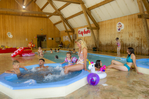 Piscina cubierta climatizada y jacuzzi familiar en camping CAPFUN Oursi�re en Villard de Lans.