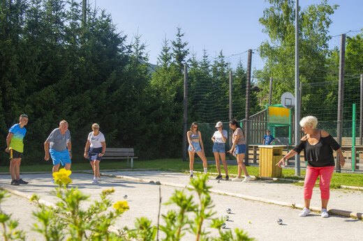 Campo de petanca y jugadores en el camping CAPFUN Oursière en Villard de Lans (38).