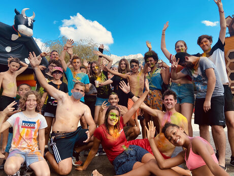 Jóvenes y adultos sonrientes, animación colorida en el camping CAPFUN Oursière.