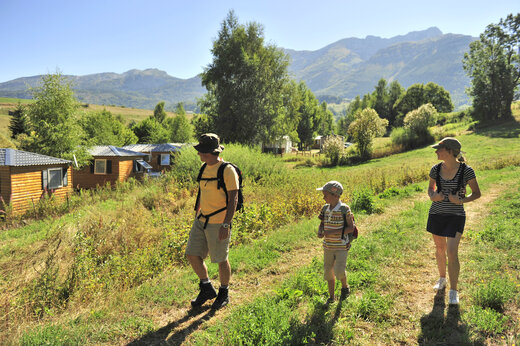 Familia de excursión, naturaleza y montañas en el CAPFUN Oursière, Villard de Lans (38).