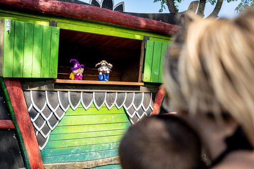 Teatro de marionetas colorido para niños en el camping CAPFUN Oursière en Villard de Lans (38).