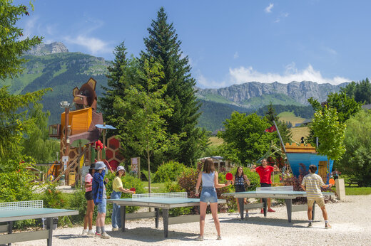 Jóvenes jugando al ping-pong, áreas de juego, camping CAPFUN Oursière en Villard de Lans.