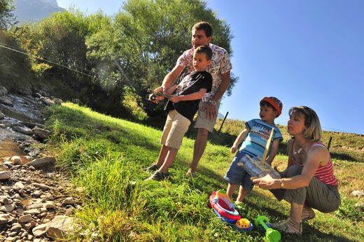 Familia pescando en el río con niños en el camping CAPFUN Oursière en Villard de Lans (38)