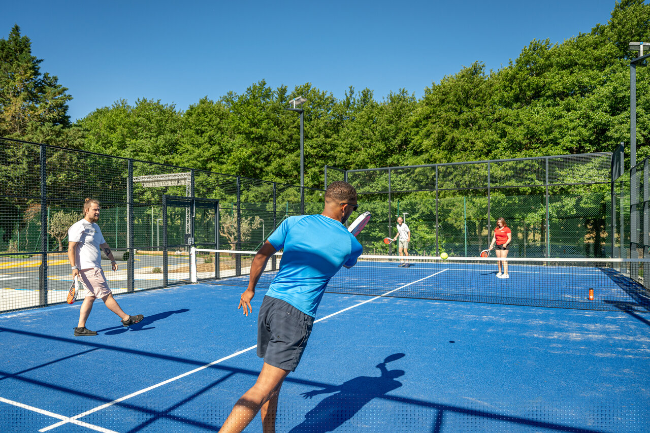 Pista de p�del azul con cuatro personas jugando en el camping CAPFUN Pachacaid en La Mole (83).