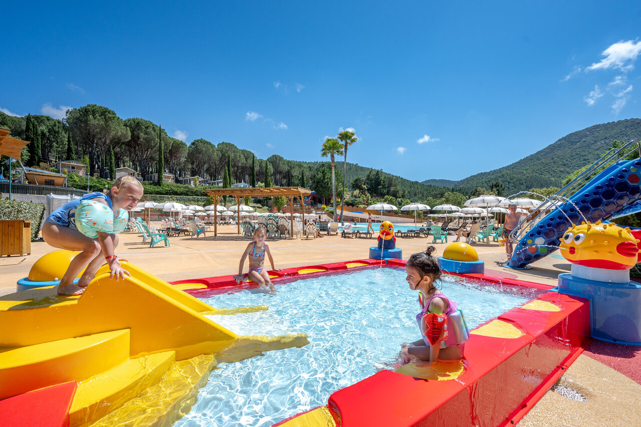Piscina l�dica y juegos acu�ticos infantiles en el camping CAPFUN Pachacaid en La Mole (83).