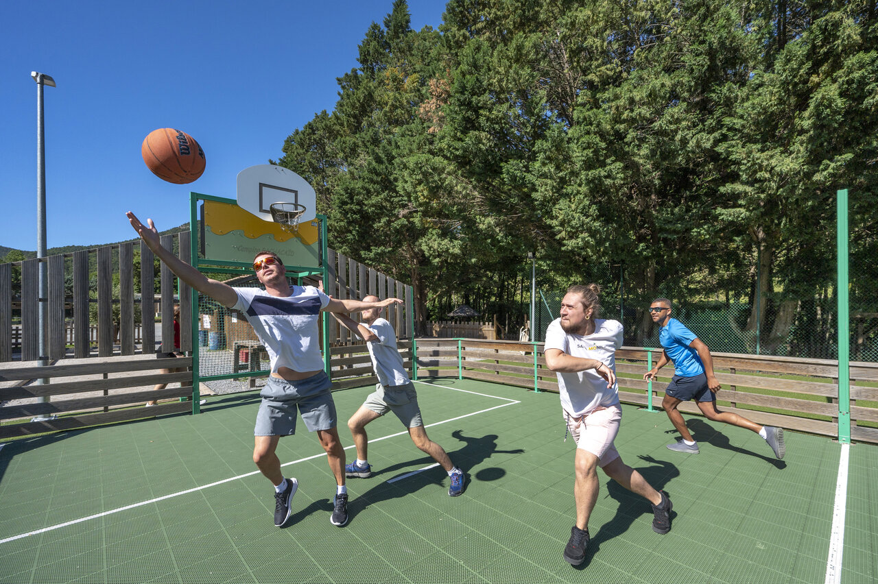 Jugadores de baloncesto en cancha multideportiva en el camping CAPFUN Pachacaid en La Mole (83).