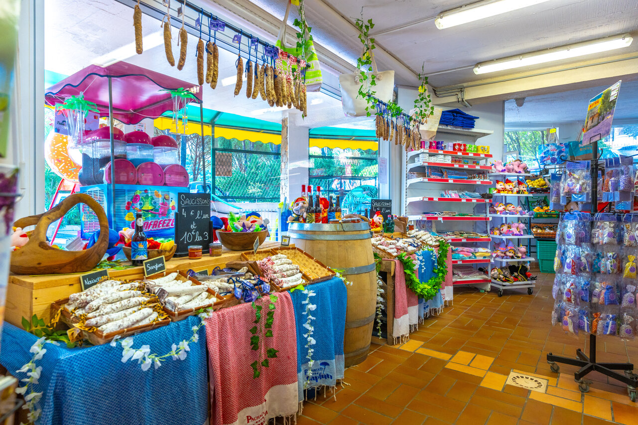 Tienda del camping, embutidos, salchichas, bebidas, CAPFUN Pachacaid, La Mole (83).