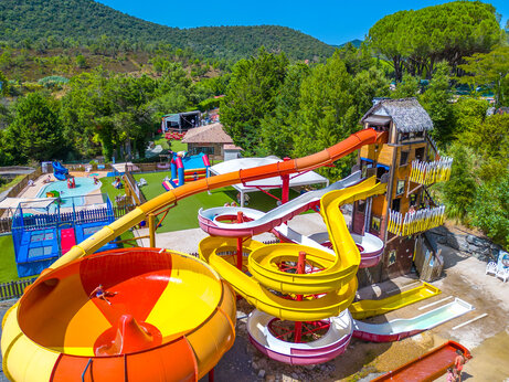 Toboganes acuáticos gigantes y área acuática en camping CAPFUN Pachacaid en La Mole (83).