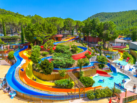 Parque acuático con toboganes y piscinas en el camping CAPFUN Pachacaid en La Mole (83).