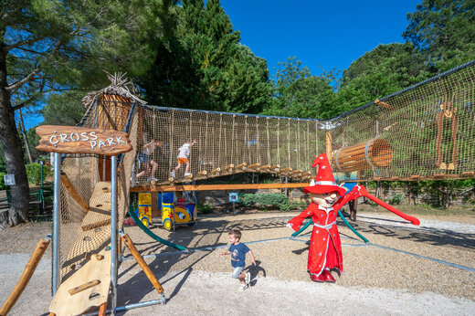Parque de juegos Cross Park, estructura de aventura en el camping CAPFUN Pachacaid en La Mole (83).