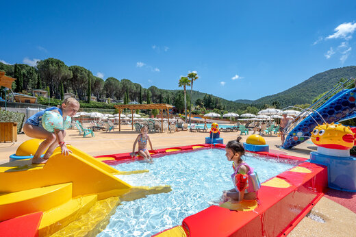 Zona acu�tica infantil, toboganes y juegos en el camping CAPFUN Pachacaid en La Mole (83).
