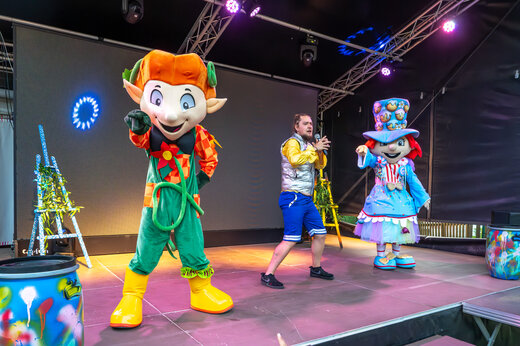 Mascotas y animador en el escenario para la animaci�n en el camping CAPFUN Pachacaid.