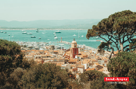 Puerto de Saint-Tropez con su campanario icónico y yates, Costa Azul.