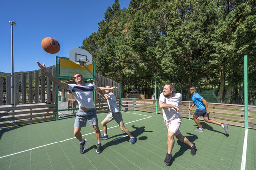 Baloncesto en cancha multideporte, camping CAPFUN Pachacaid en La Mole (83).