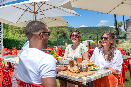 Comida en la terraza del restaurante del camping CAPFUN Pachacaid en La Mole (83).