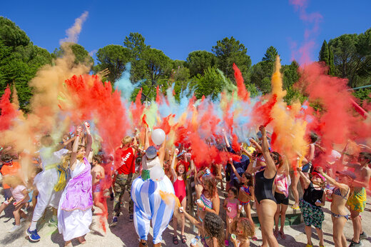 Animaci�n colorida con polvos Holi y participantes en camping CAPFUN Pachacaid en La Mole (83).
