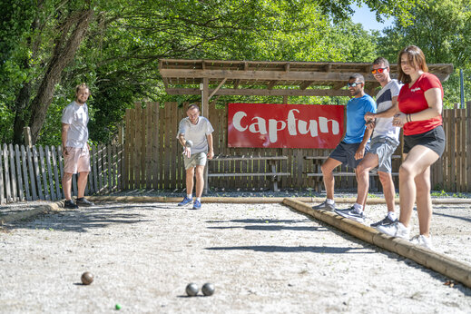 Jugadores de petanca en la pista de bolos en el camping CAPFUN Pachacaid en La Mole (83).