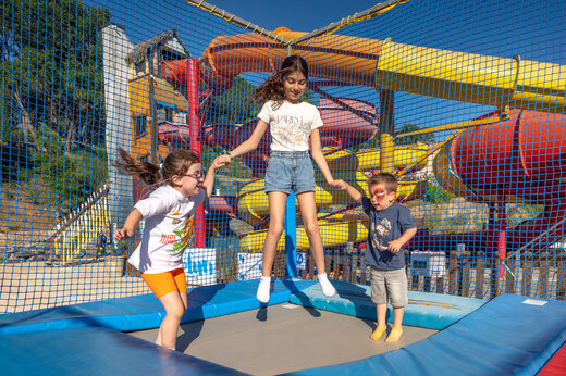 Ni�os en trampol�n, toboganes acu�ticos en camping CAPFUN Pachacaid en La Mole (83).