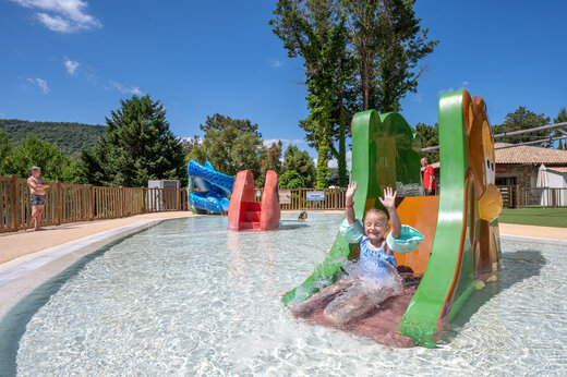 Toboganes acuáticos y piscina infantil en camping CAPFUN Pachacaid en La Mole (83).