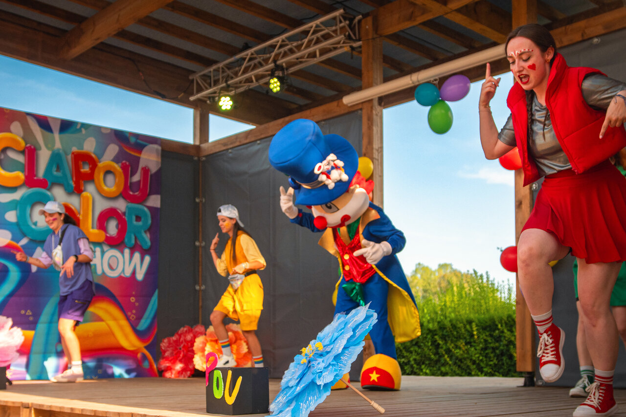 Espect�culo Clapou Color Show con mascotas y animadores en el camping CAPFUN Pachy en FOSSES LA VILLE